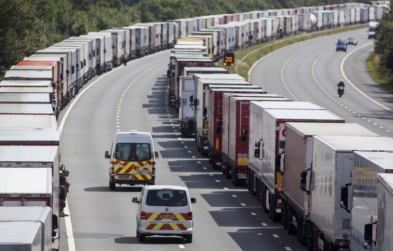 Camiones en una autopista del Reino Unido