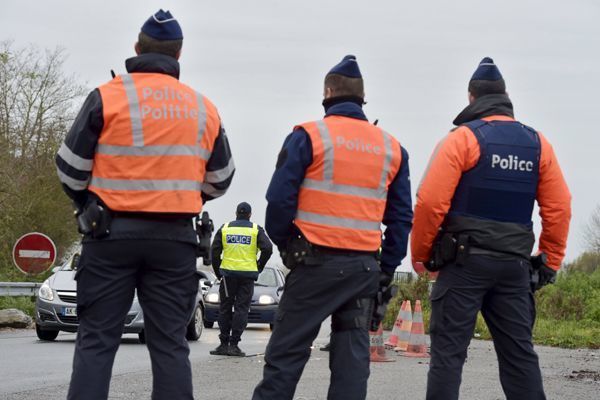 Belgian and French (Yellow vest) police officers provide security as they control the crossing of vehicles on the border between the two countries, following the deadly Paris attacks, in Crespin, France, November 14, 2015. REUTERS/Eric Vidal