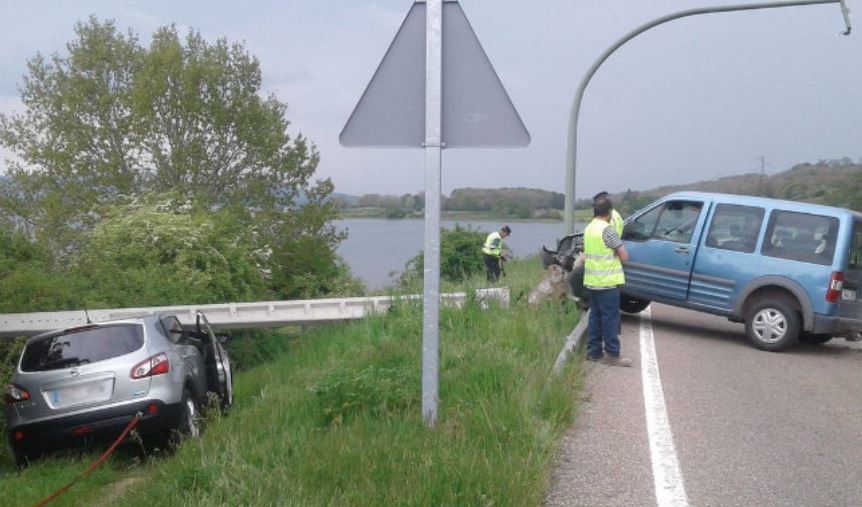 furgoneta, colisiona, poste, luz eléctrica, guardia civil, curiosidades, 