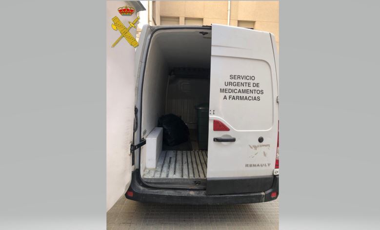 Imagen de la furgoneta con droga interceptada por la Guardia Civil