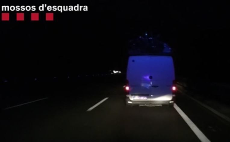 Imagen de la furgoneta inmovilizada por los Mossos