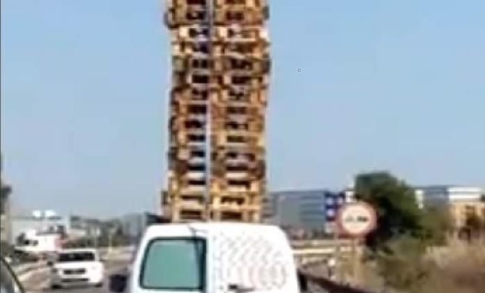 Una veintena de palés cargados en el techo de una furgoneta