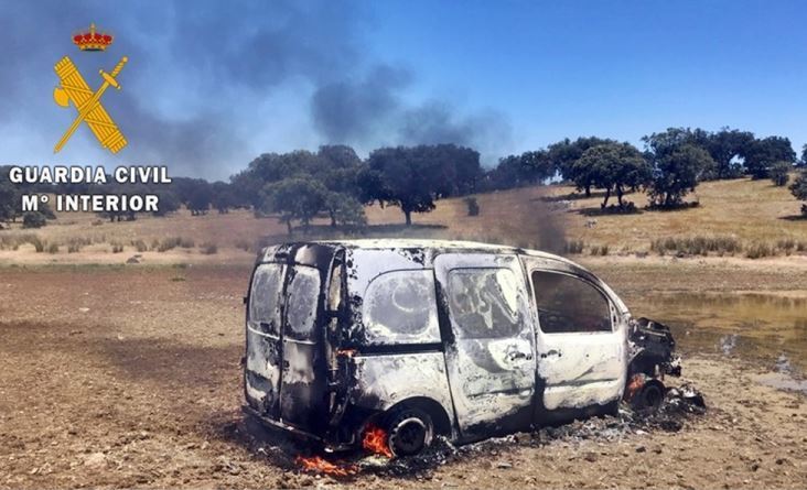 Imagen de la furgoneta robada y calcinada