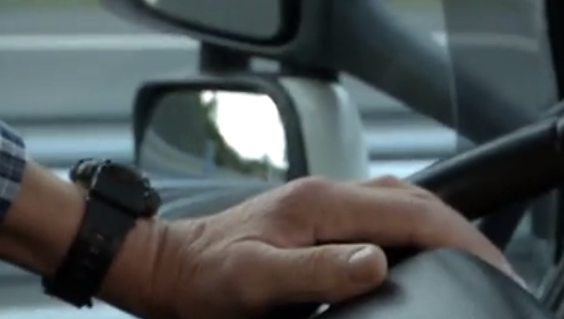Imagen de una mano al volante de un camión