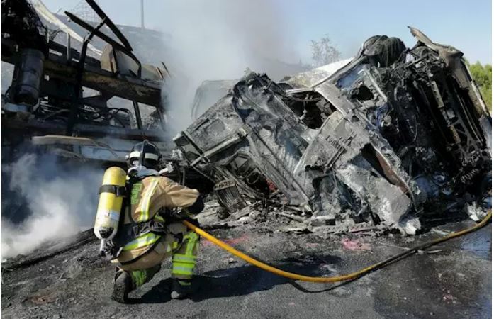 Imagen del camión incendiado
