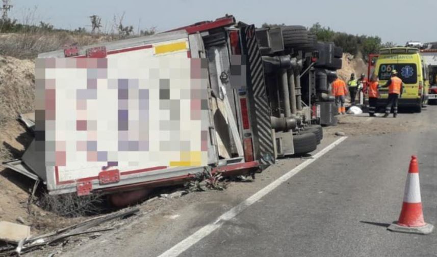 Fallece el conductor de un camión en un vuelco en la N-122