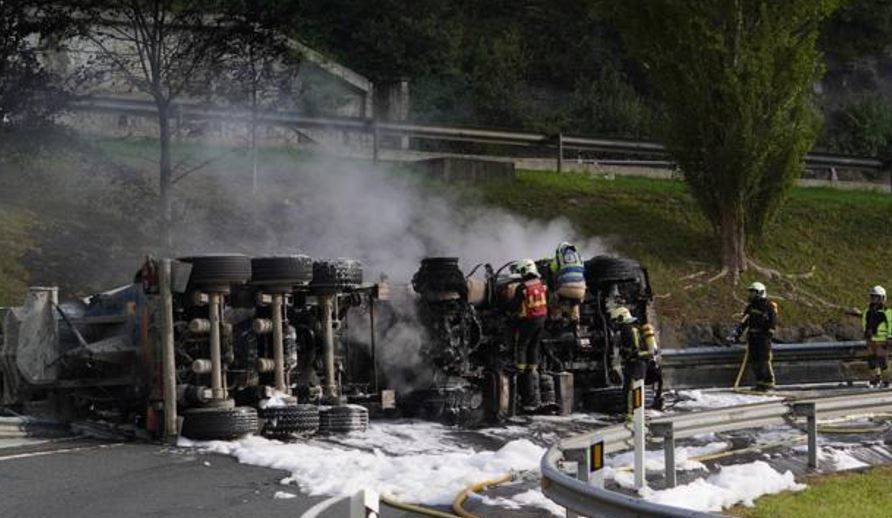 Imagen de fallece el conductor de un camión incendiado