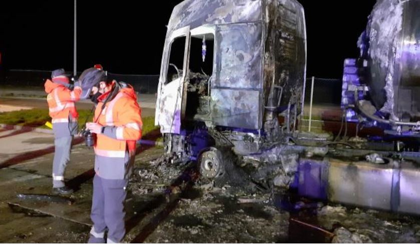 Fallece un camionero al incendiarse su camión en el área de servicio de Zuasti