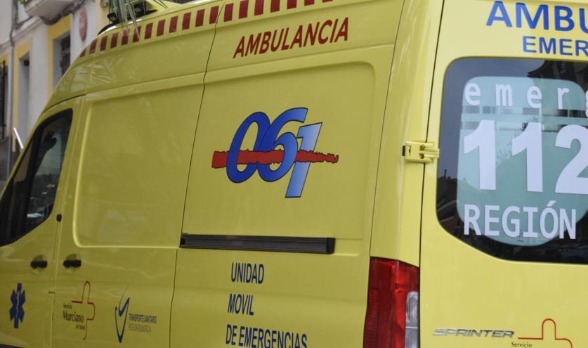 Fallece un camionero al quedar atrapado entre dos remolques