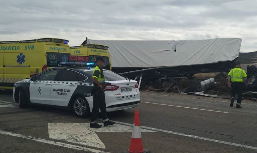 Fallece un camionero y tres personas quedan heridas en un accidente en la N-II