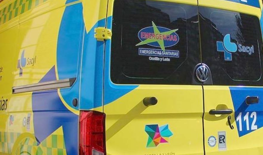 Imagen de un ambulancia que acudió a la colisión entre un turismo y un camión en la N-601