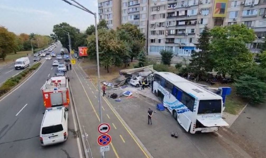 Imagen del autobús que transportaba inmigrantes y que atropelló a dos policías