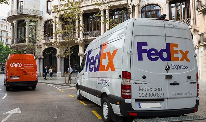 Furgonetas de reparto de FedEx y TNT, que suprimirá 6.300 empleos en Europa