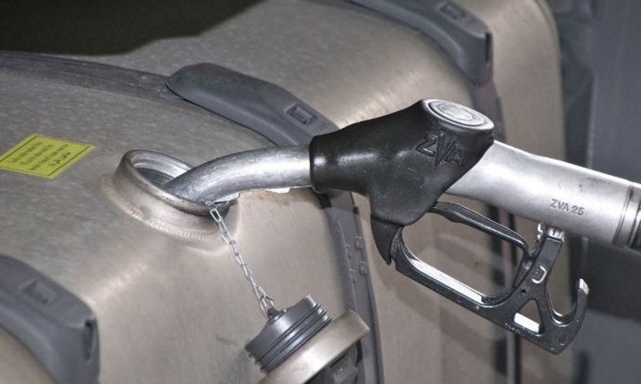 Imagen de El Gobierno elimina la bonificación general a los combustibles y se mantiene solo para los profesionales