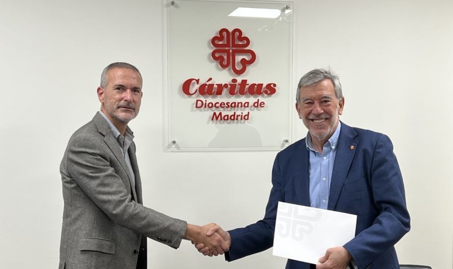 Firma del acuerdo entre Fenadismer y Caritas Madrid para la inserción laboral de personas en riesgo de exclusión