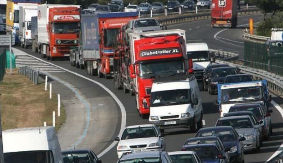 Camiones de asociados a Fetransa y profesionales del transporte