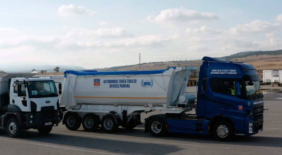 Ford Trucks trabaja en un sistema autónomo de estacionamiento para camiones con semirremolque