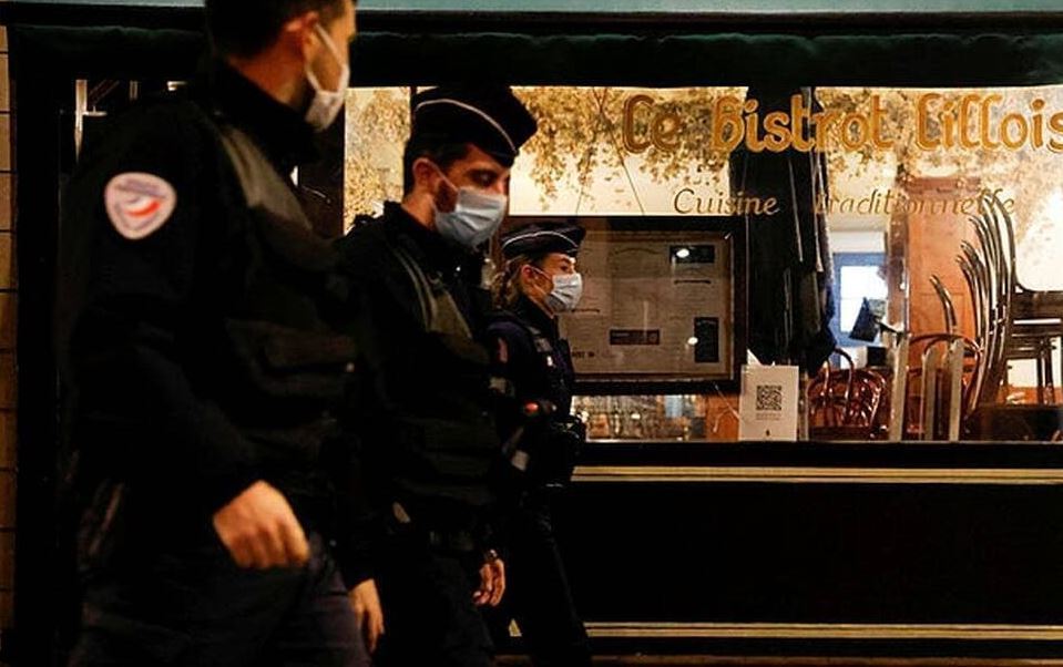 Agentes paseando por una calle de Francia