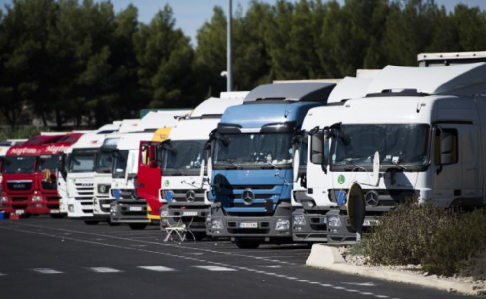 Imagen de camiones aparcados en un area de servicio en Francia