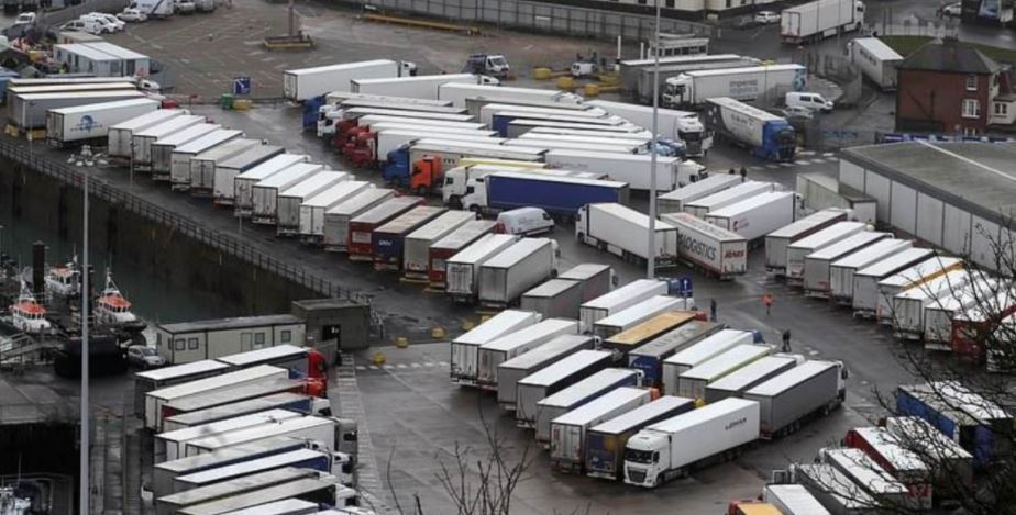 Camioneros retenidos en las fronteras que podrían tener que hacerse pruebas PCR