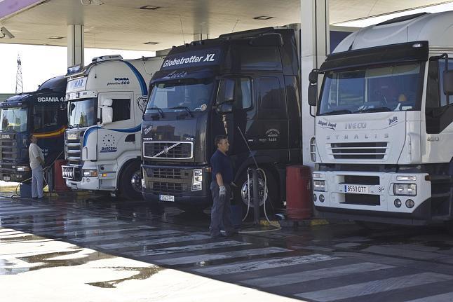 Camiones repostando en una gasolinera.