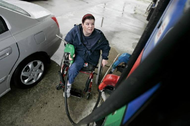 Una persona discapacitada en una gasolinera.