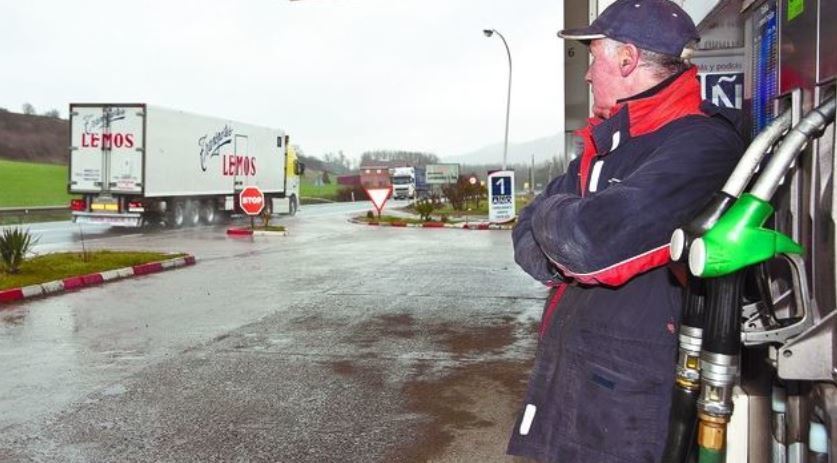 Un empleado de gasolinera