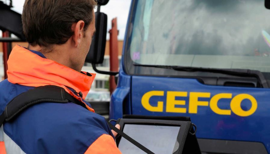 Un empleado de Gefco delante de uno de sus camiones.