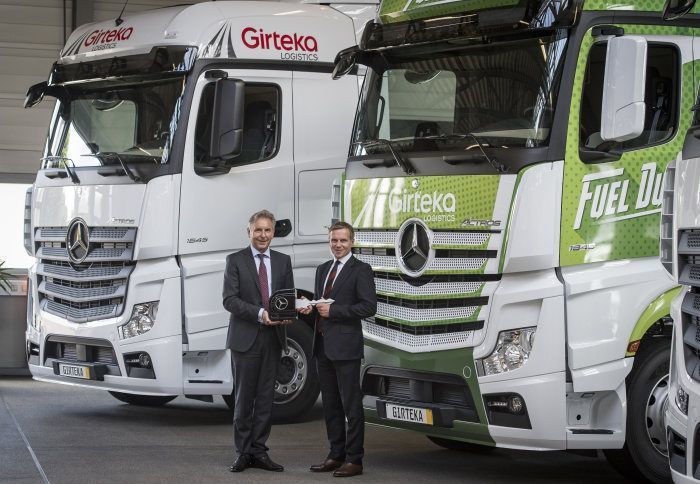 Der bisher größte Flottenauftrag aus Osteuropa für Mercedes-Benz Lkw: 1.000 Actros mit Euro VI gehen an den litauischen Logistikspezialisten Girteka Logistics. Stefan Buchner (links), Leiter Mercedes-Benz Lkw, überreicht im Mercedes-Benz KundenCenter in Wörth den symbolischen Schlüssel an Mindaugas Raila (rechts), Vorstandsvorsitzender Girteka Logistics. // Largest fleet order from Eastern Europe for Mercedes-Benz Trucks in its history: 1,000 Euro VI Actros were ordered by Lithuanian logistics specialist Girteka Logistics. Stefan Buchner (left), Head of Mercedes-Benz Trucks, hands over the symbolic key to Mindaugas Raila (right), Chairman of Girteka Logistics, at the Mercedes-Benz Customer Center in Woerth. Der bisher größte Flottenauftrag aus Osteuropa für Mercedes-Benz Lkw: 1.000 Actros mit Euro VI gehen an den litauischen Logistikspezialisten Girteka Logistics. Stefan Buchner (links), Leiter Mercedes-Benz Lkw, überreicht im Mercedes-Benz KundenCenter in Wörth den symbolischen Schlüssel an Mindaugas Raila (rechts), Vorstandsvorsitzender Girteka Logistics. // Largest fleet order from Eastern Europe for Mercedes-Benz Trucks in its history: 1,000 Euro VI Actros were ordered by Lithuanian logistics specialist Girteka Logistics. Stefan Buchner (left), Head of Mercedes-Benz Trucks, hands over the symbolic key to Mindaugas Raila (right), Chairman of Girteka Logistics, at the Mercedes-Benz Customer Center in Woerth.