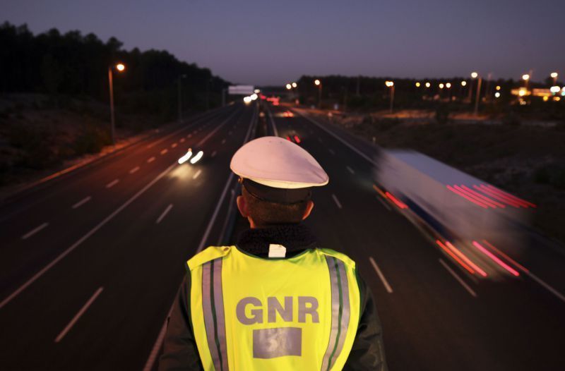 Un agente de la policía portuguesa vigilando el tráfico