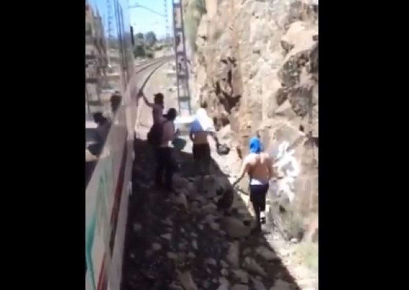 Imagen de los grafiteros pintando el tren