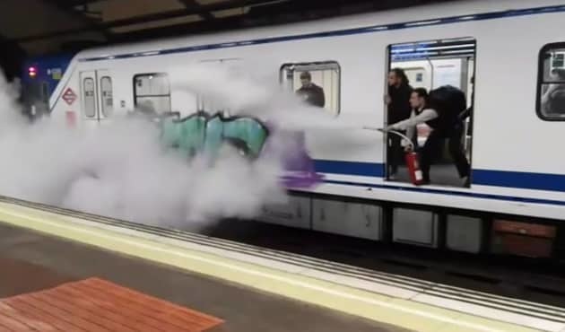 El conductor rocía con el extintor a los grafiteros