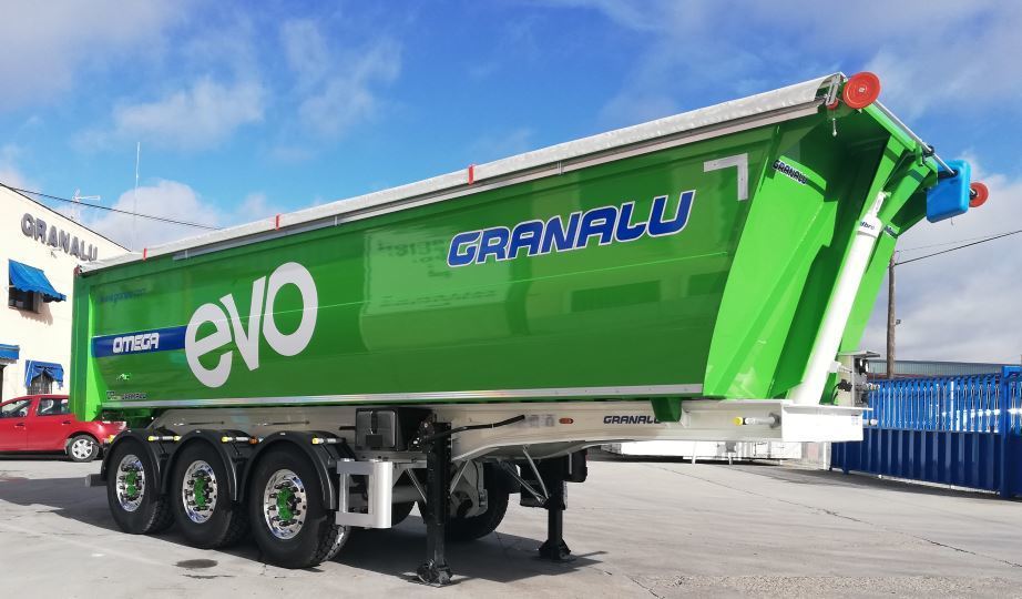 Imagen de uno de los semirremolques de aluminio de GRANALU Imagen de uno de los semirremolques de aluminio de GRANALU