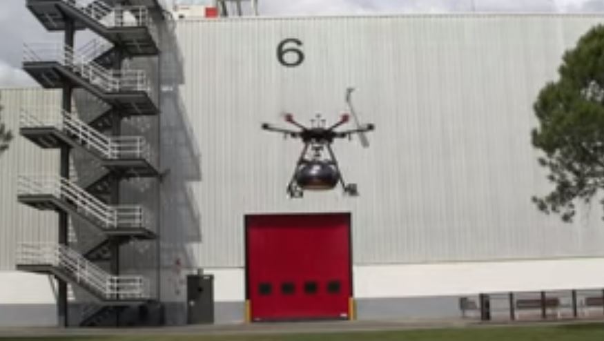 Imagen de un dron transportando piezas