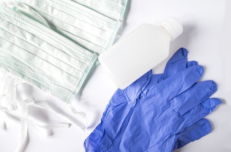 Guantes, mascarillas y gel desinfectante