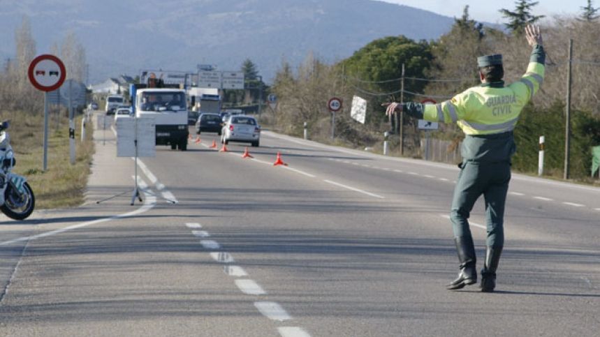Un agente de la Guardia Civil durante un control.