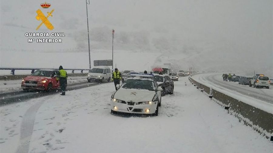 La Guardia Civil ayudando a los conductores atrapados.