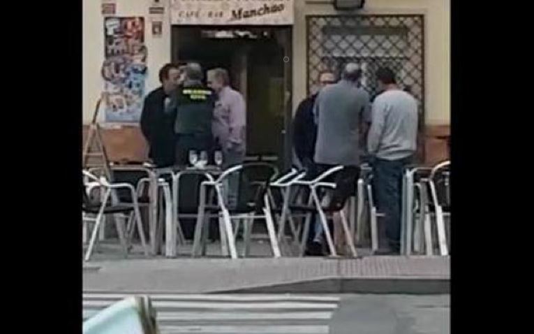 Imagen del Guardia Civil con los vecinos,