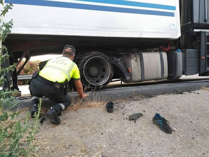 Imagen del Guardia Civil que ayuda al mecánico