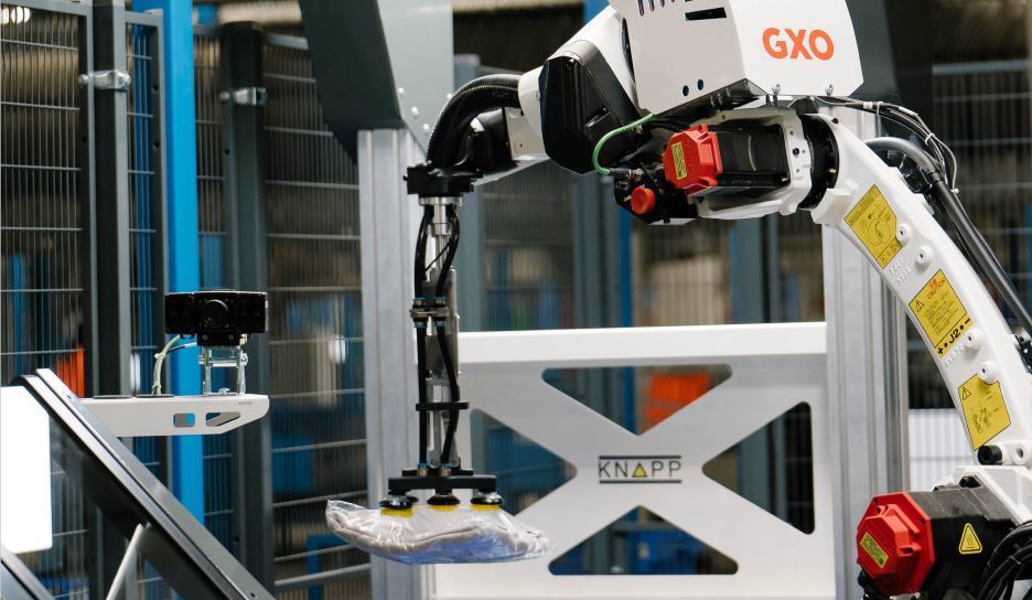 GXO presenta un brazo robótico hecho a medida para logística e-commerce en el sector moda