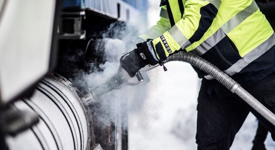 Repostaje de gas en una gasinera de Gasum