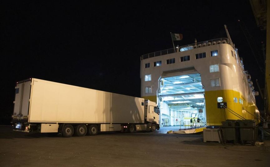 Un camión embarcando en el primer Ferry que parte del Puerto de Cartagena rumbo a Toulon