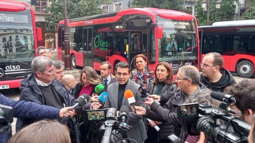 Imagen de Granada incorpora tres autobuses cien por cien eléctricos cero emisiones y un vehículo híbrido