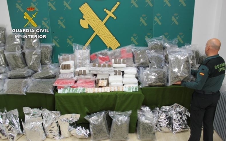 Imagen del hachís incautado escondido en cajas de ajos