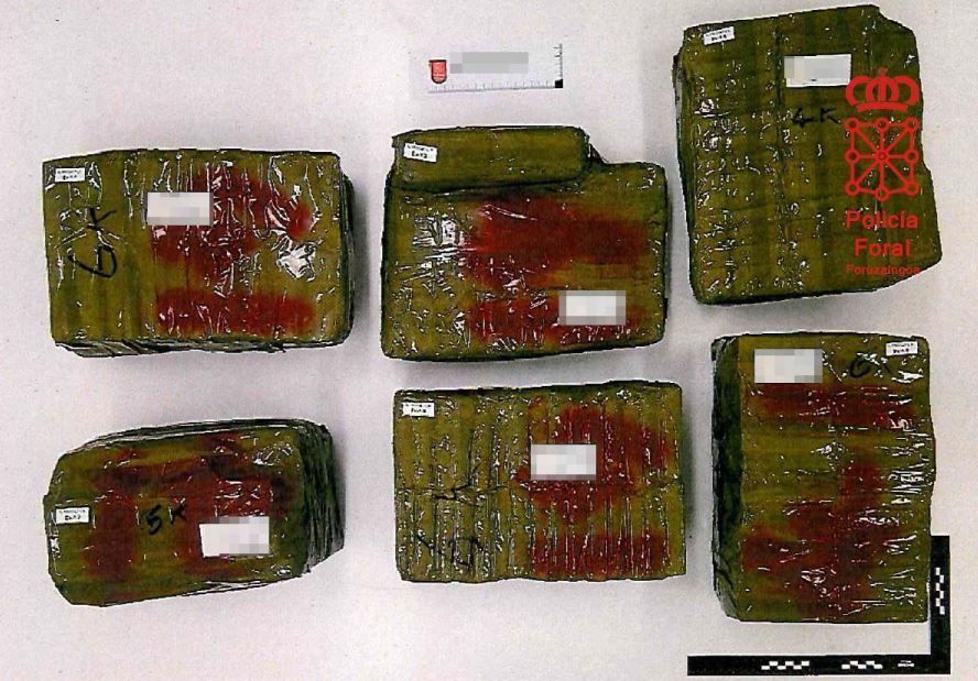 Hachís incautado por la Policía Foral localizado en la cabina de un camión