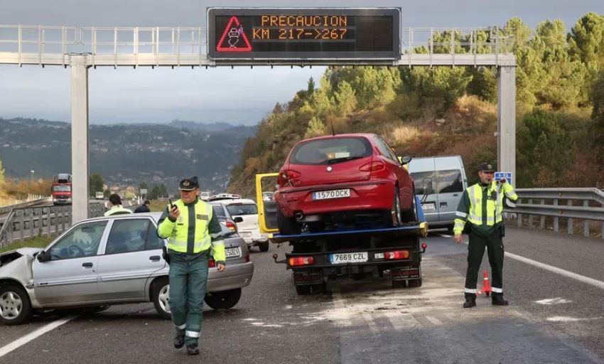 Localizan, camión, vertido, gasoil, autovía, A-52, Orense, causó, varios, accidentes, Guardia Civil, area, servicio, reparar,