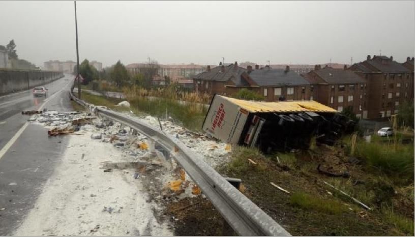 Imagen del vuelco del camión