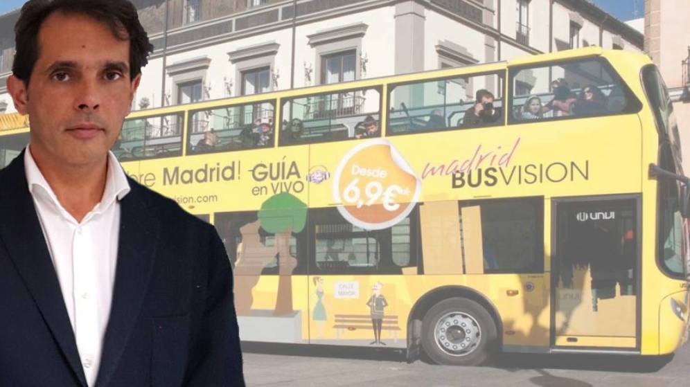 El hijo del conductor de la EMT y un autobús de su empresa.