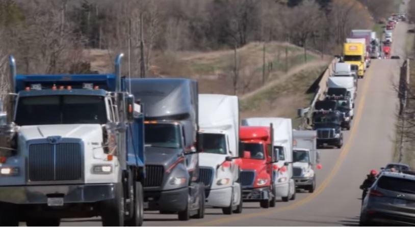 Imagen de los múltiples camioneros que participaron en el homenaje