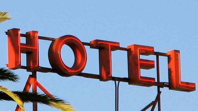 Palabra hotel en un rótulo